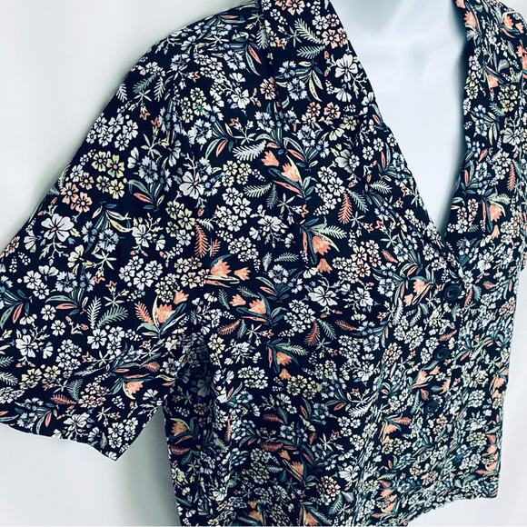 A.n.a Lightweight Floral Button Down Top Size Medium - Picture 5 of 10